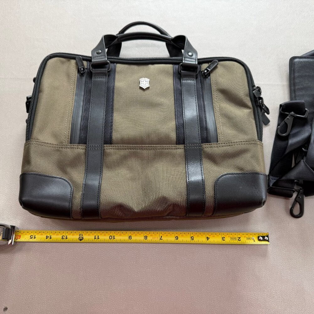 Victorinox Swiss Army Lexicon Pro Lexington 15" Green Nylon. Expandable